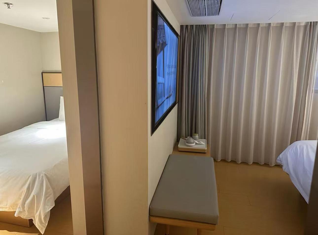 Ji Huangxing Road Subway Station Hotel