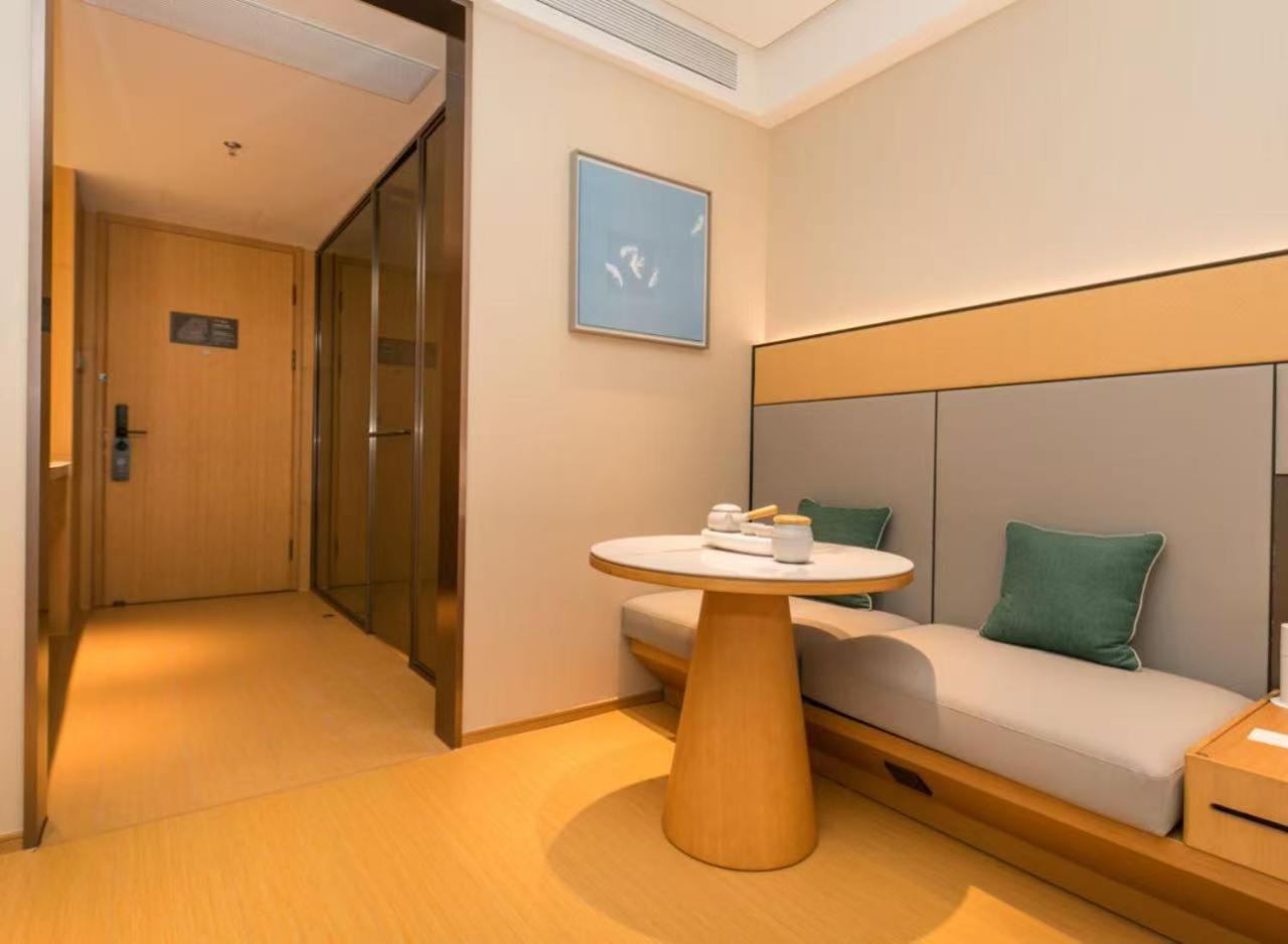 Hotel Ji Huangxing Road Subway Station